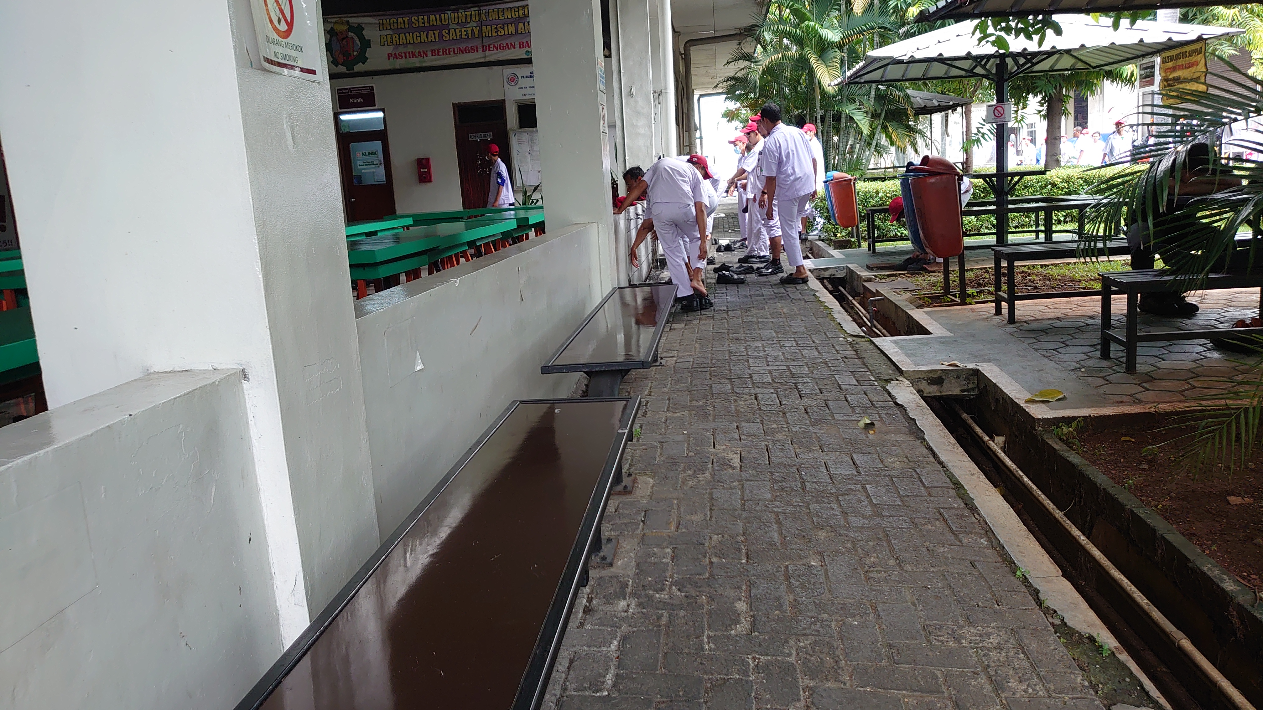 Wudhu di area kantin