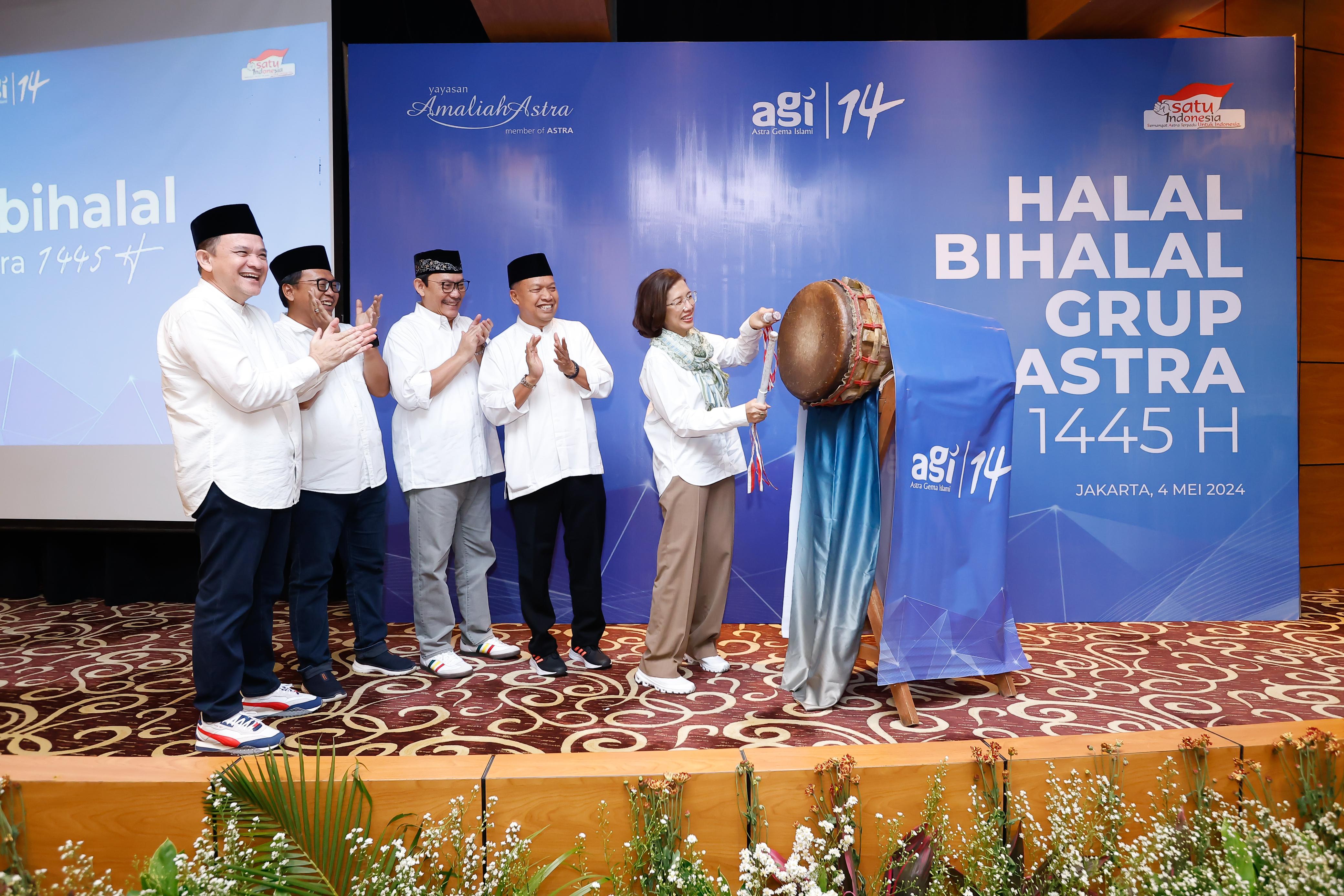Direktur Astra sekaligus Ketua Dewan Pembina Yayasan Alamaliah  Astra Gita Tiffani Boer (pertama dari kanan), didampingi oleh Dewan Pengawas  Yayasan Amaliah Astra Joko Supriyono (kedua dari kanan), Agus Baskoro  (ketiga dari kanan), Ari Sutrisno (kedua dari kiri) dan Ketua Dewan Pengurus  Yayasan Amaliah Astra Riza Deliansyah (pertama dari kiri) saat melakukan  tabuh bedug pada acara Halalbihalal Grup Astra 2024 sebagai tanda  dibukanya acara puncak Astra Gema Islami 2024, pada hari ini (4/5)