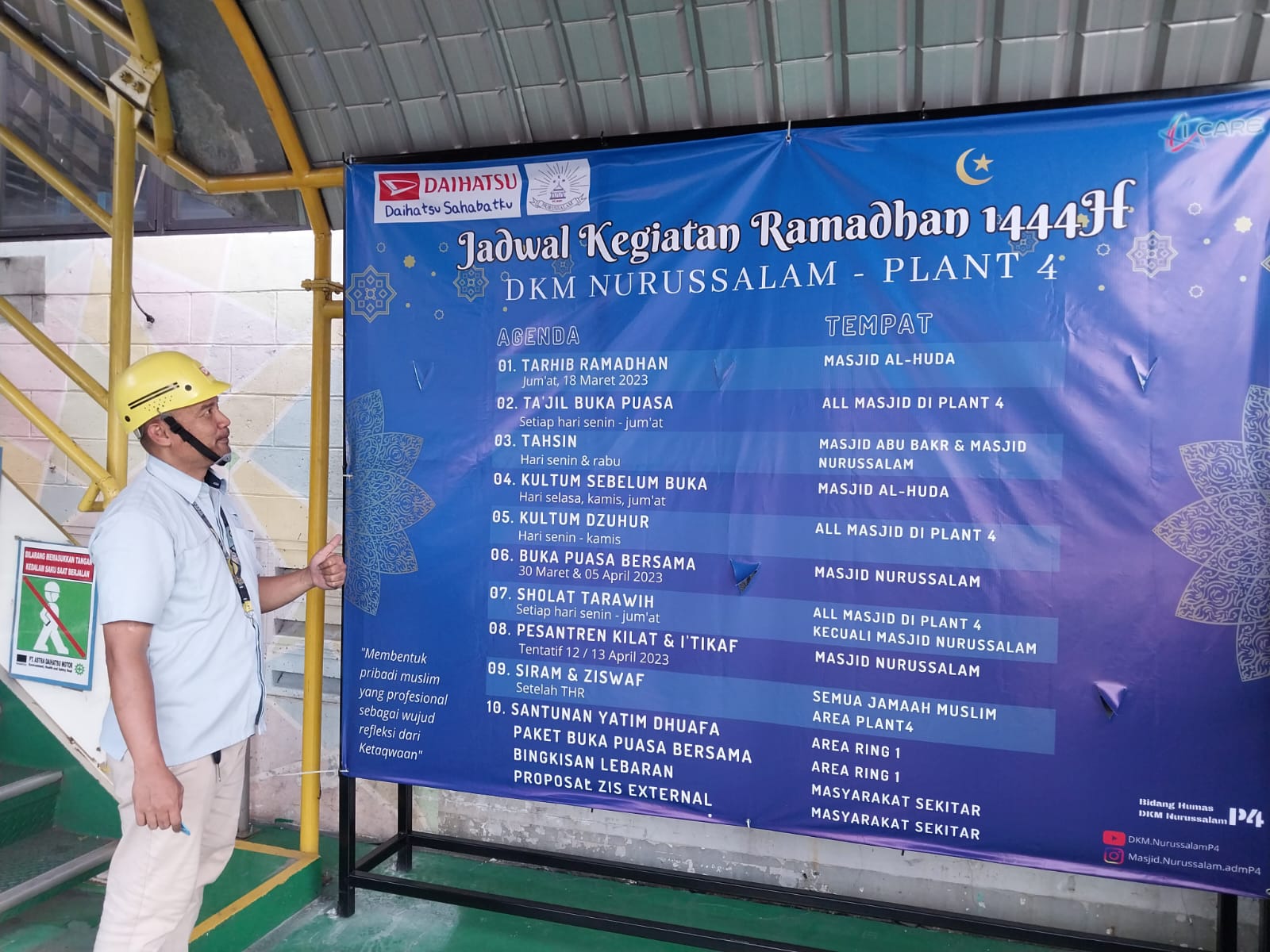 Pemasangan banner kegiatan Ramadhan 1444 H