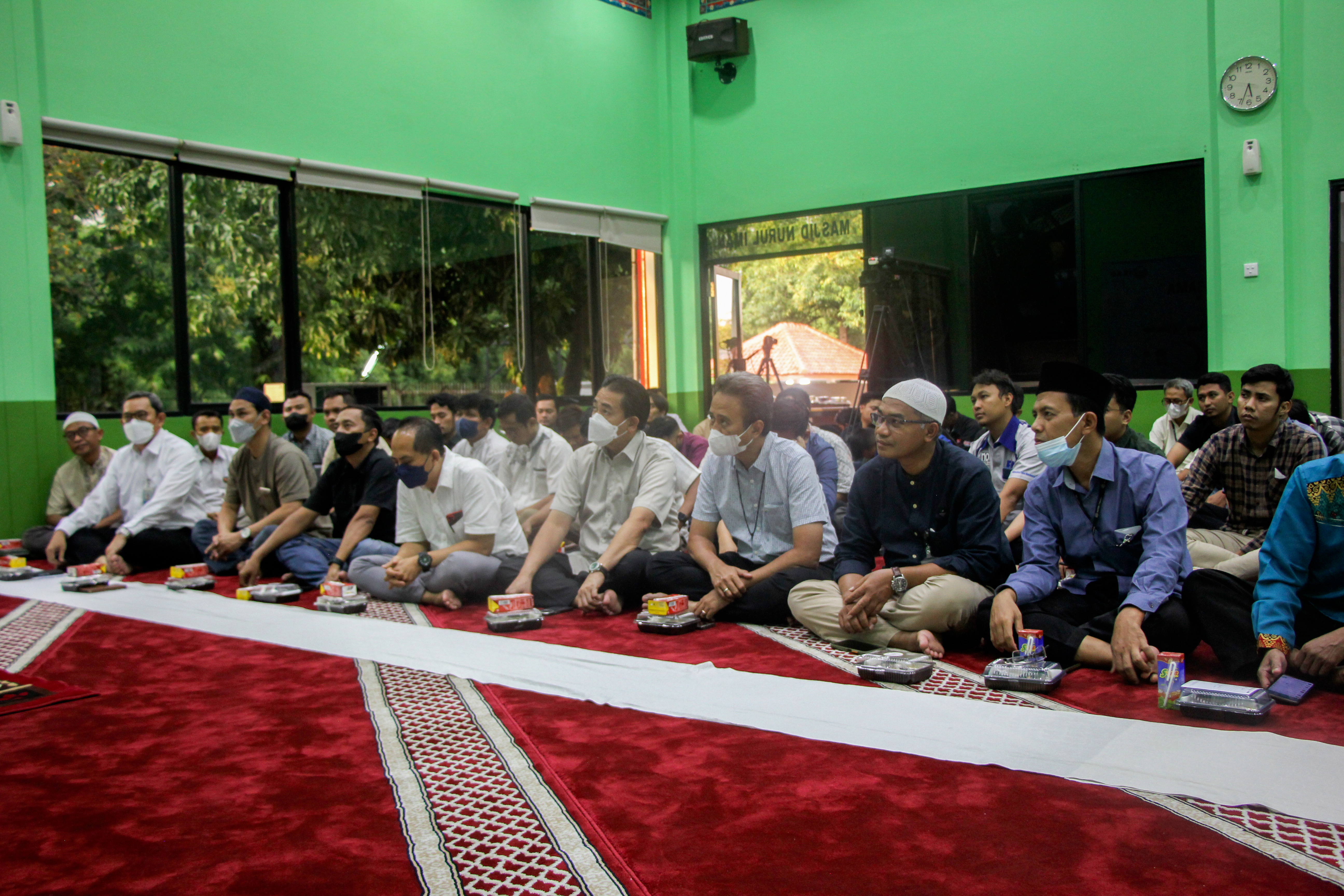 Puluhan karyawan PT. Astra Otoparts Tbk. menghadiri acara buka bersama