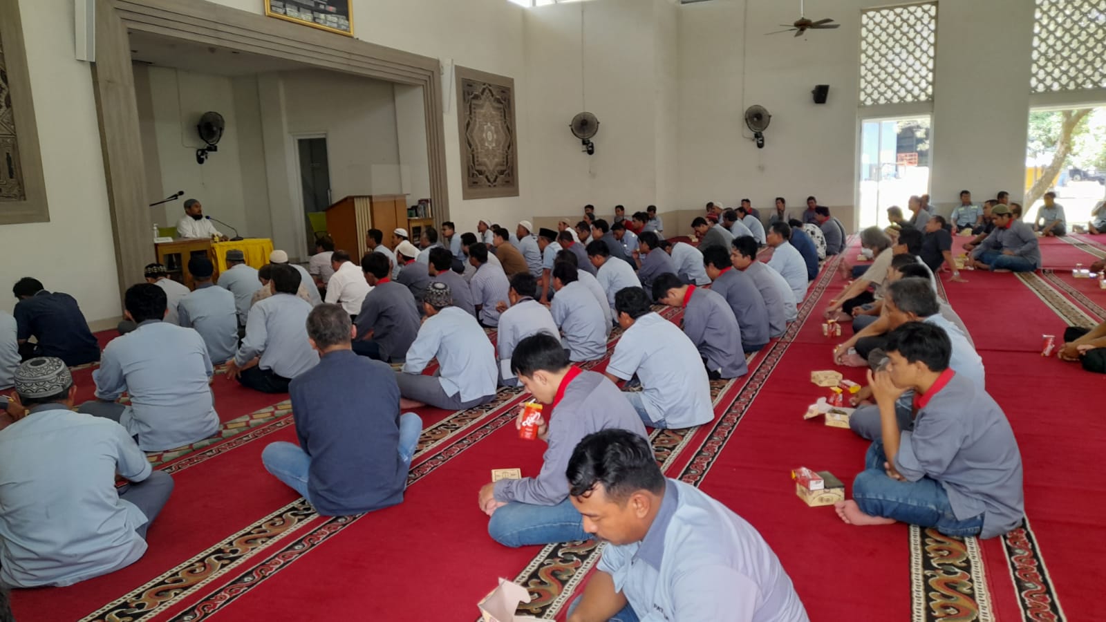 Jamaah Mendapatkan Free Snack