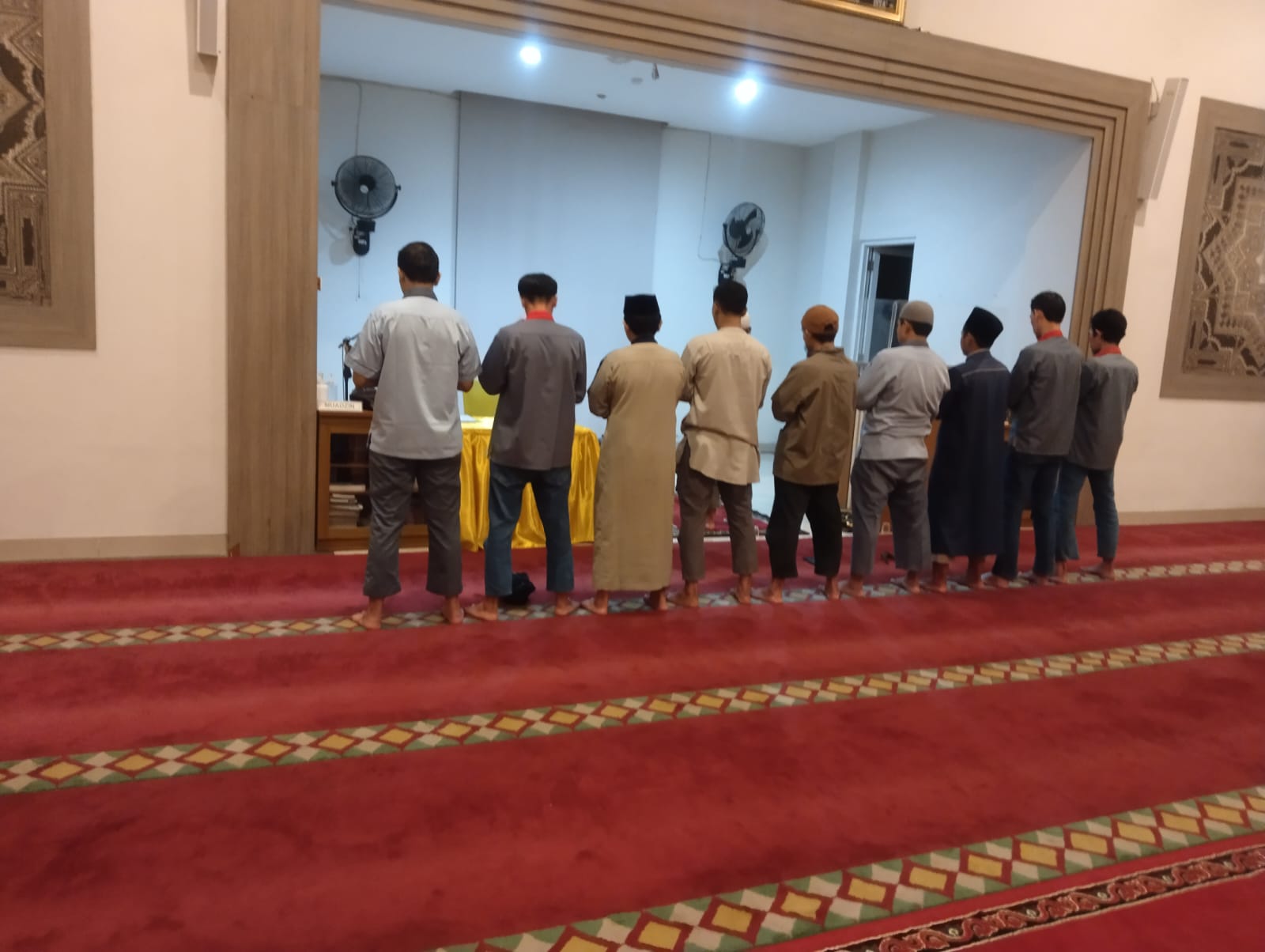 Suasana Sholat Tarawih Berjamaah