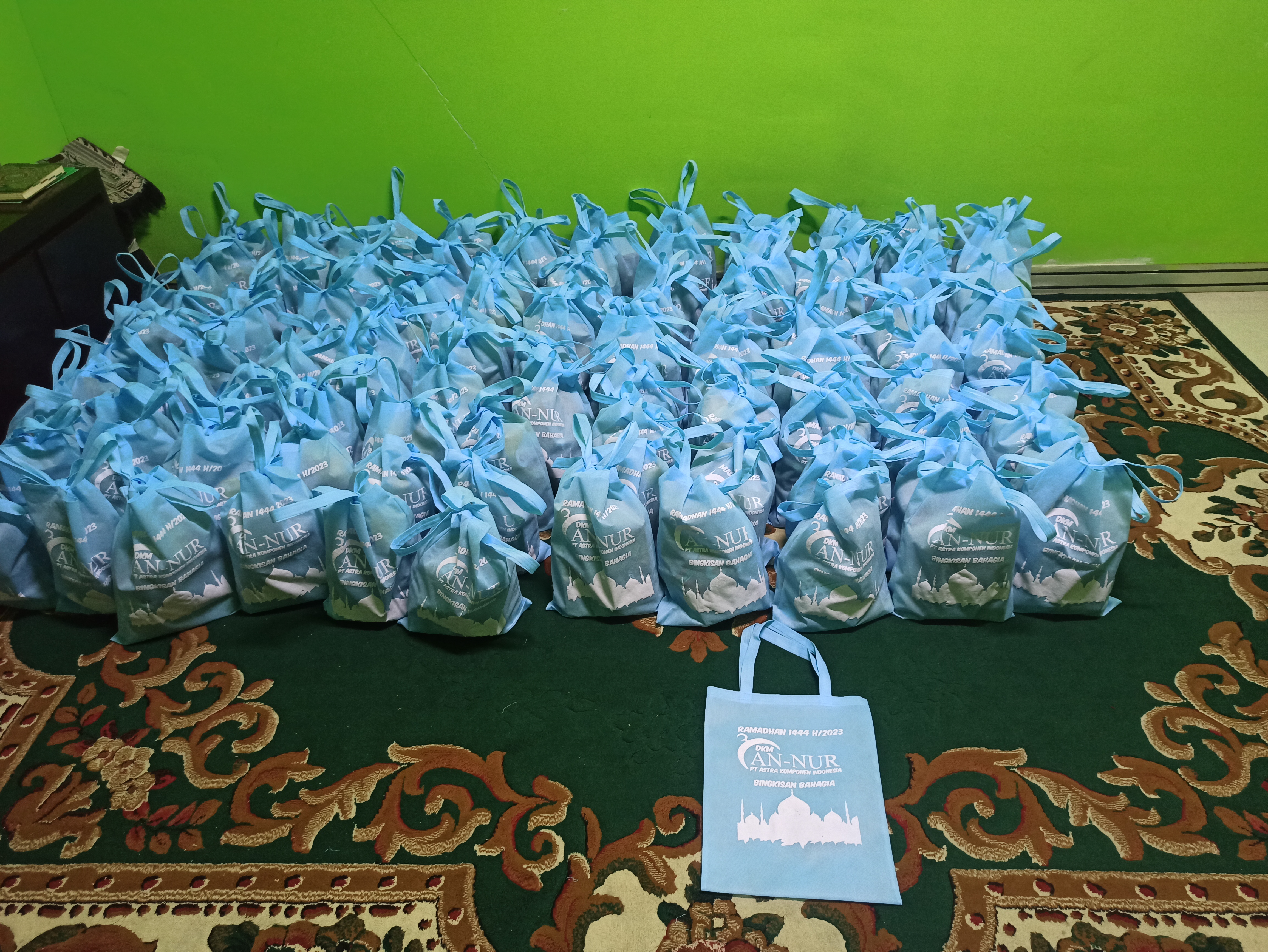 Bingkisan Bahagia untuk Anak Yatim